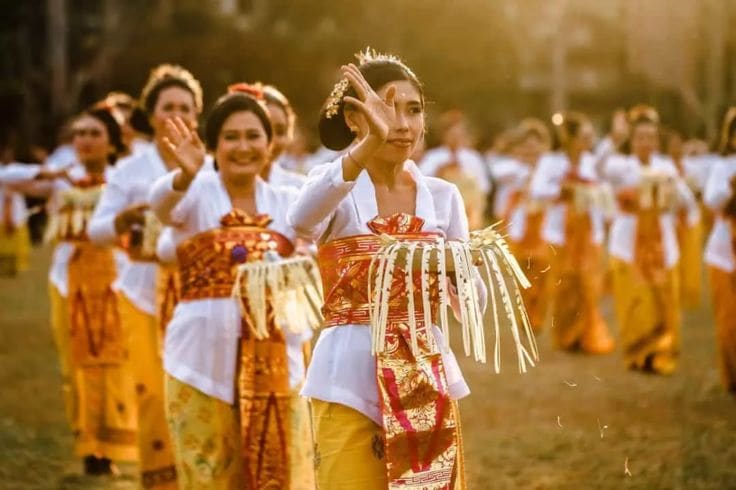 Balinese dancers in traditional dress